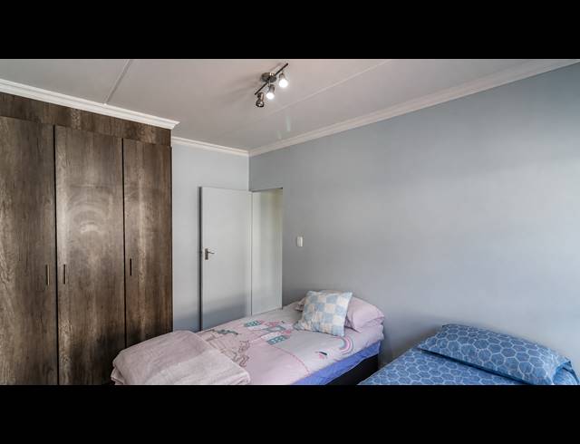 3 BEDROOM TOWNHOUSE FOR SALE IN SUMMERSET